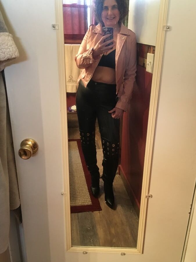 MILF IN LEATHER SELFIES