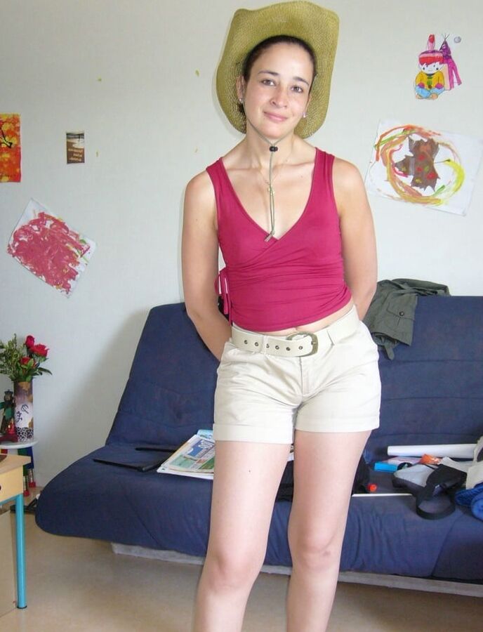 Jolie amatrice brune qui aime la queue