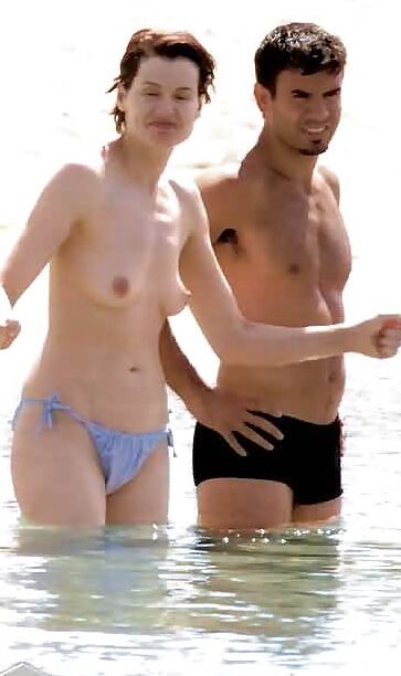 A s a A k i r a topless in metro