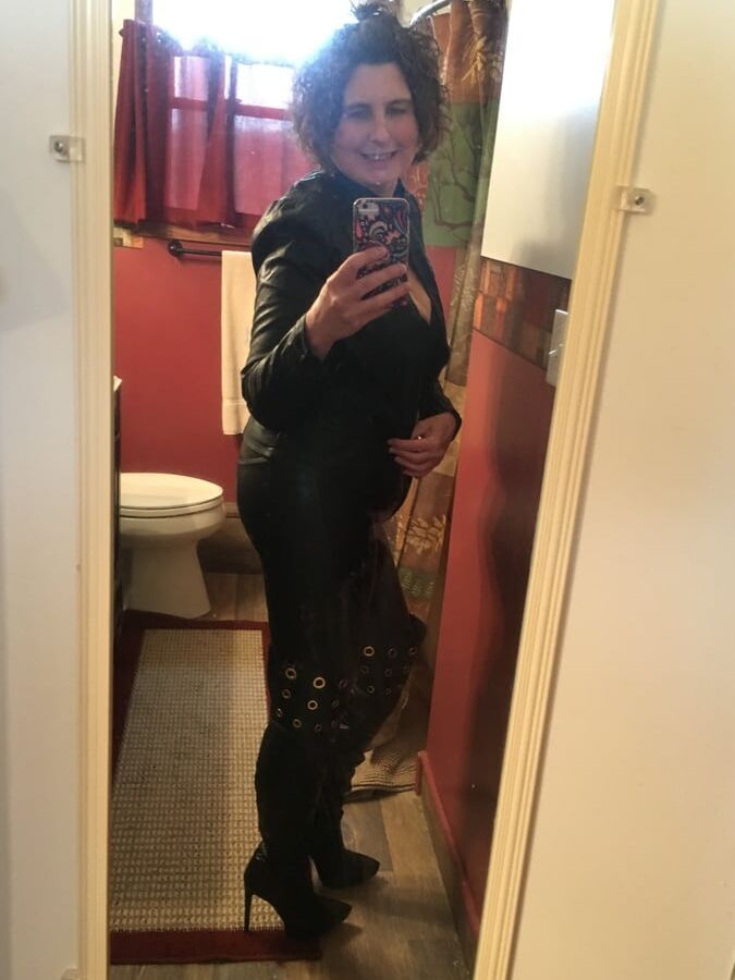 MILF IN LEATHER SELFIES