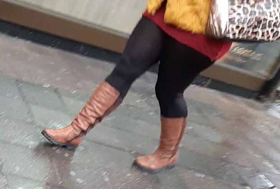 Big butt in boots and leggings