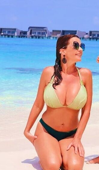 STACKED MILF travel diary