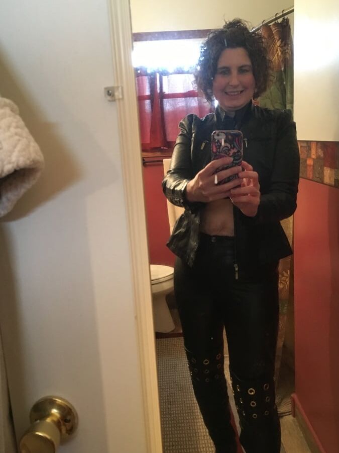 MILF IN LEATHER SELFIES