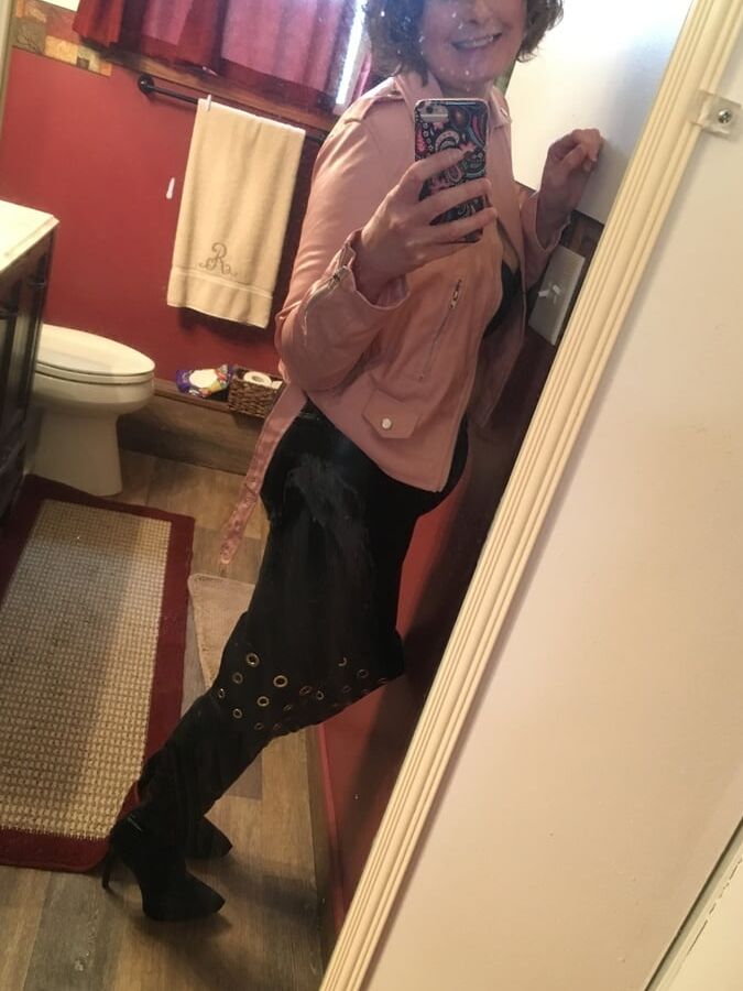 MILF IN LEATHER SELFIES