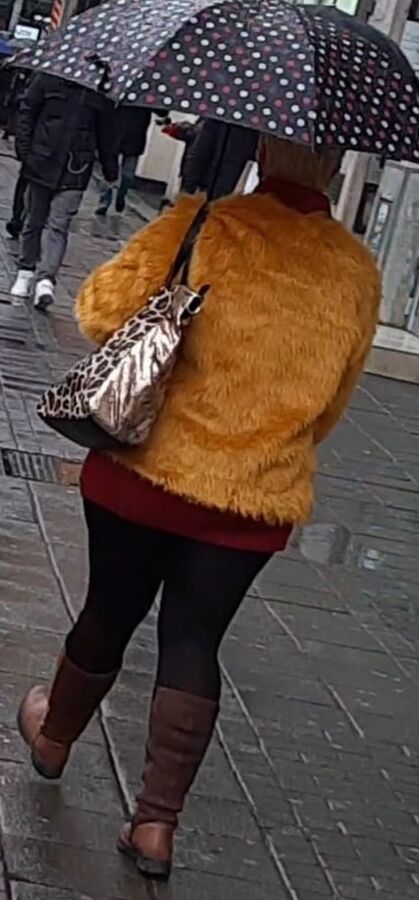 Big butt in boots and leggings