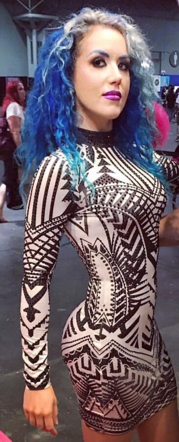 Alissa White-Gluz jerk material