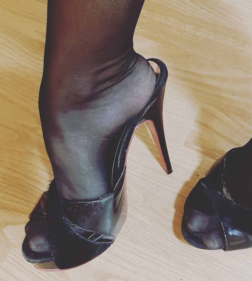 He come on my feet