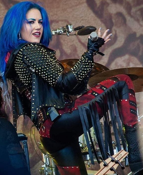 Alissa White-Gluz jerk material