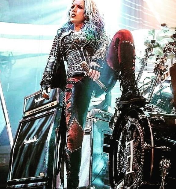 Alissa White-Gluz jerk material