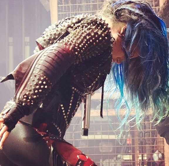 Alissa White-Gluz jerk material