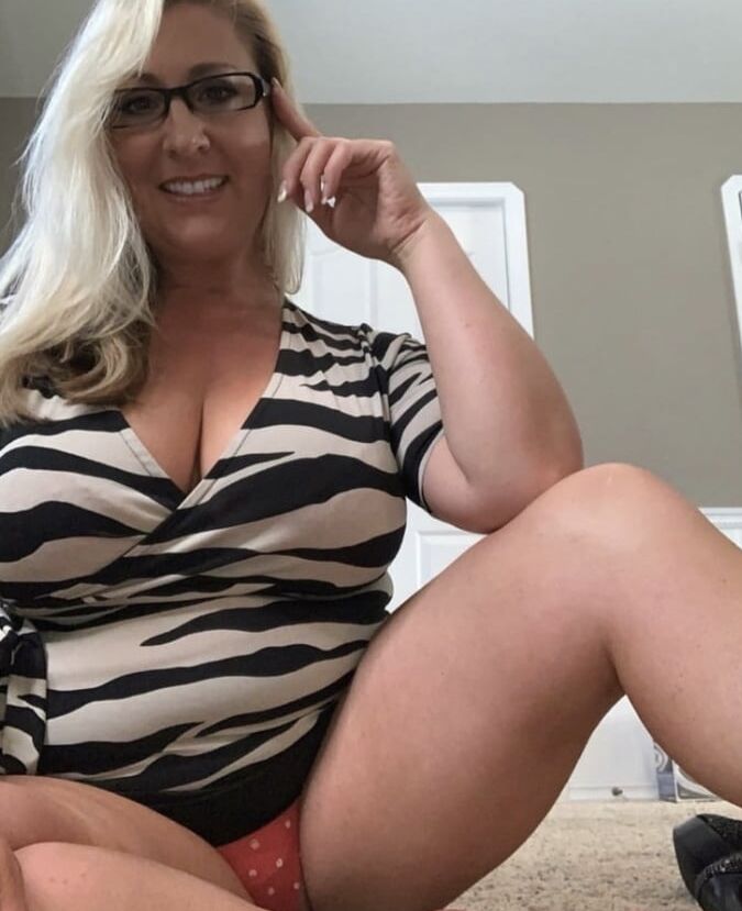 Sexy Milf Showing Off
