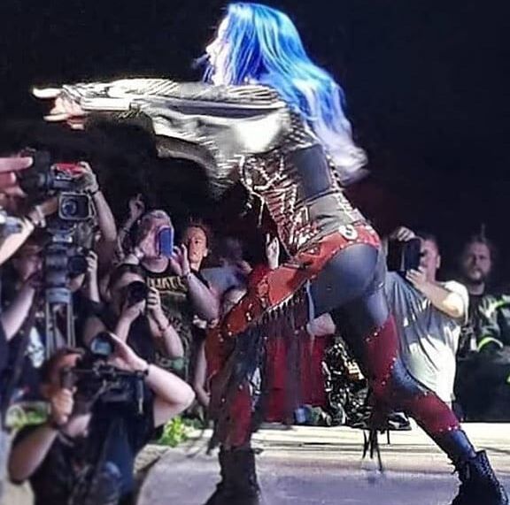 Alissa White-Gluz jerk material
