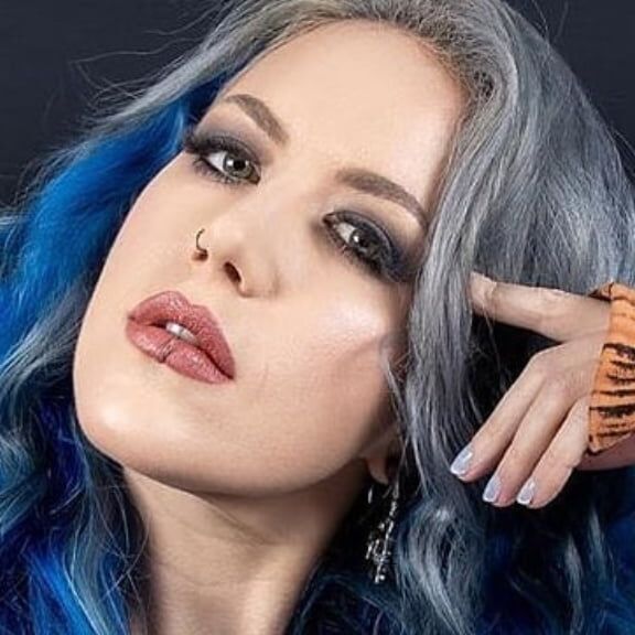 Alissa White-Gluz jerk material