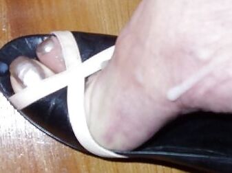 He come on my feet
