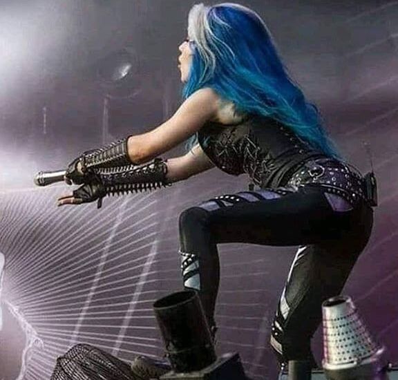 Alissa White-Gluz jerk material