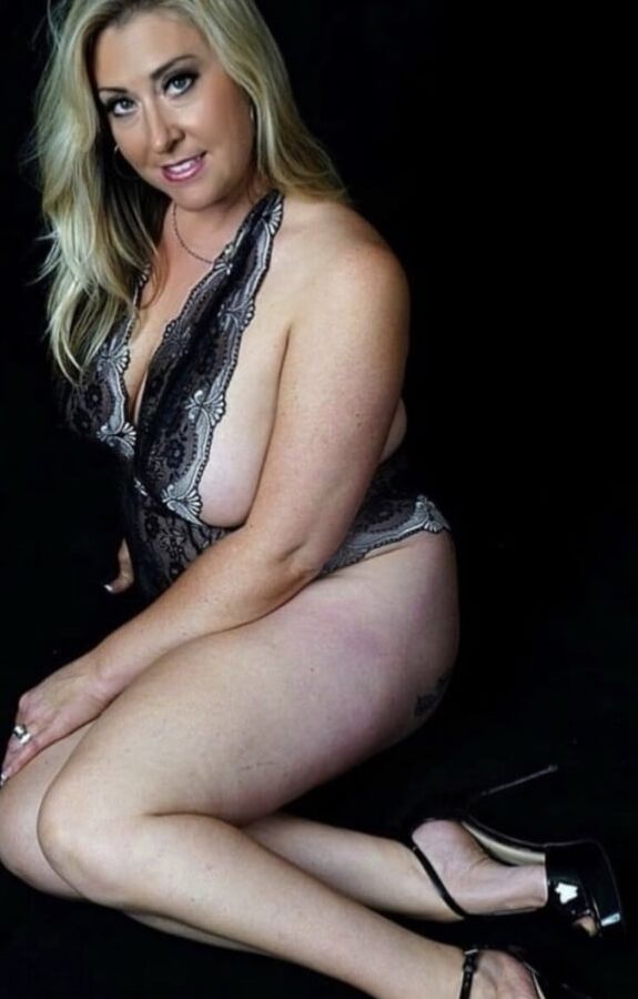 Sexy Milf Showing Off