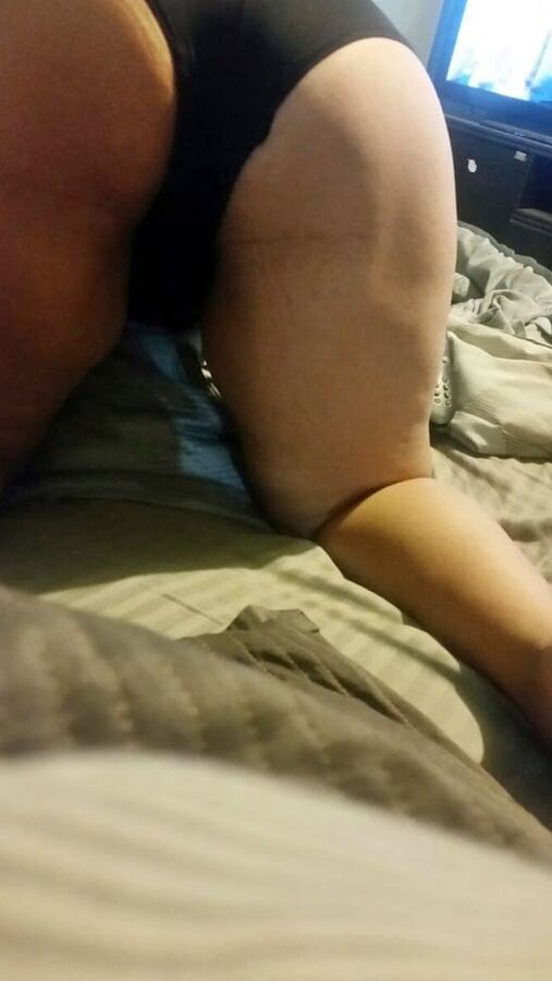 Sexy Mexican Girl Likes to Keep Her Pussy Hairy