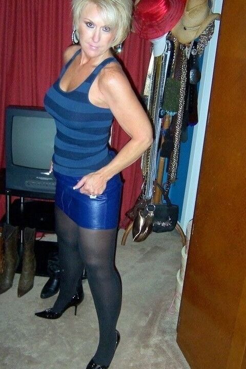 Sexy MILFs and GILFs wearing Tights