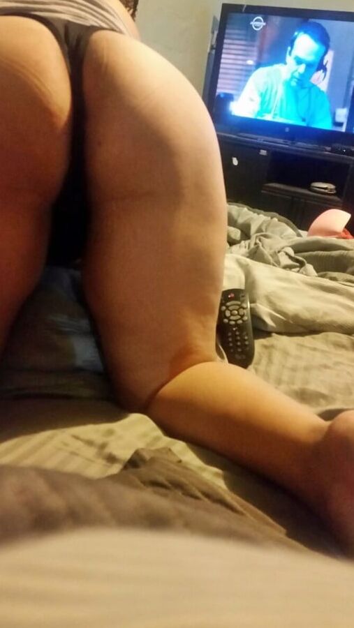 Sexy Mexican Girl Likes to Keep Her Pussy Hairy