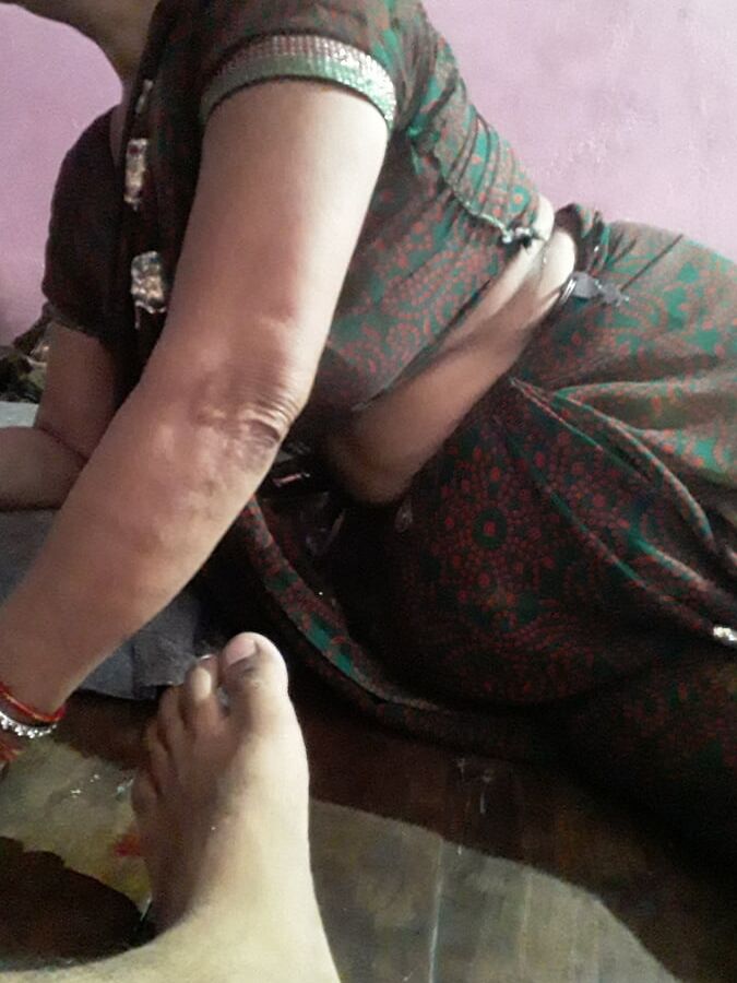 Policz indian village mom sexy in sari watch television
