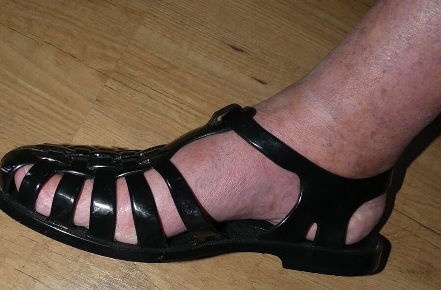 Traditional shorts barefoot in plastic sandals