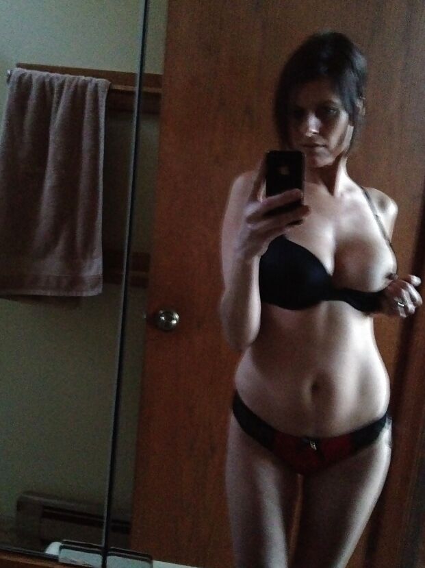 Hot milf showing her nice body ()