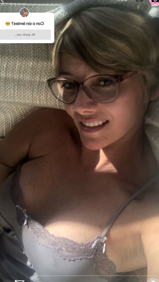 Blonde phenomen of instagram showing her delicious body