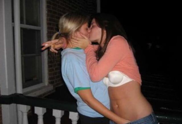 Hot Girls Kiss Each Other