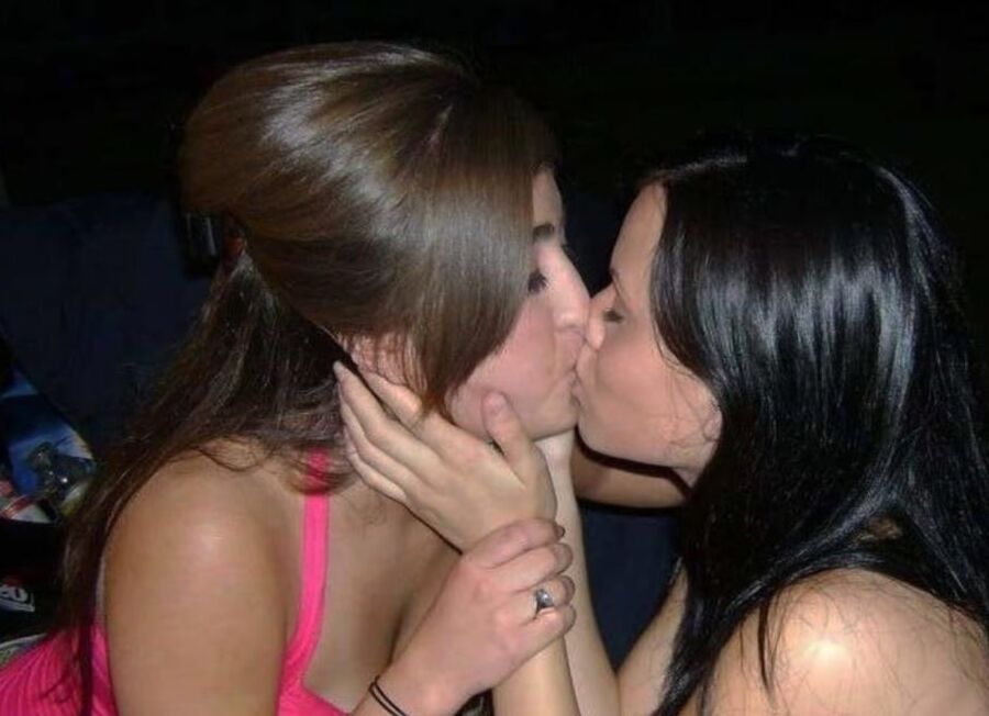 Hot Girls Kiss Each Other