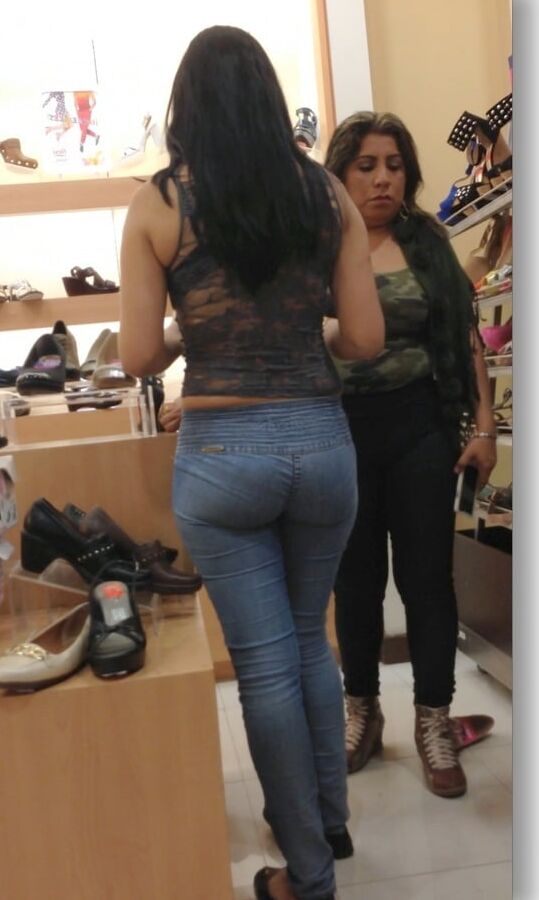 Nalgona en la zapataria
