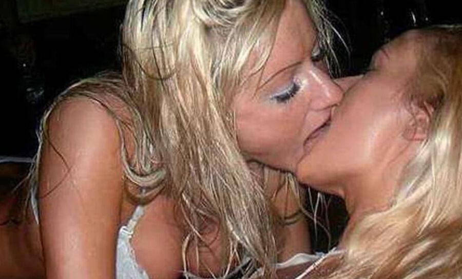 Hot Girls Kiss Each Other