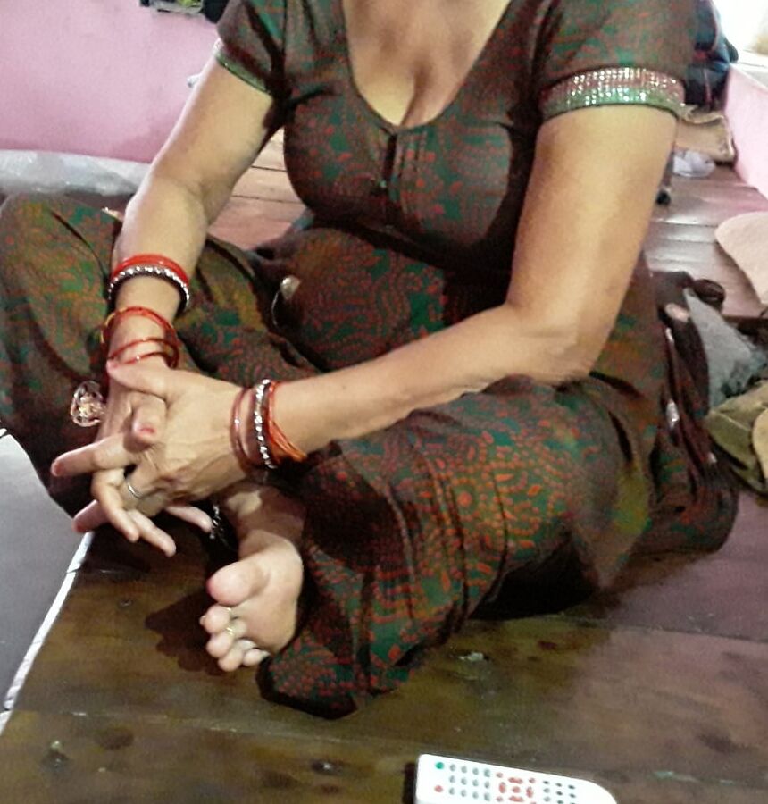 Policz indian village mom sexy in sari watch television