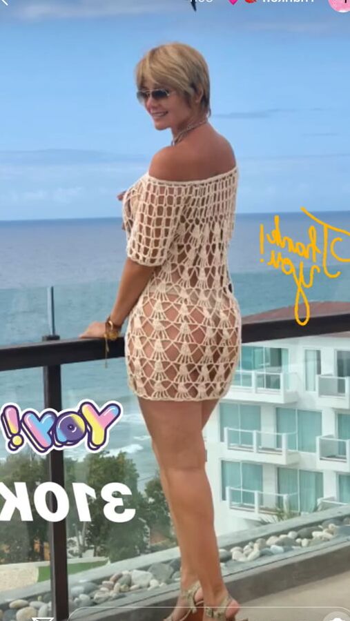 Blonde phenomen of instagram showing her delicious body