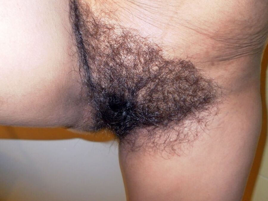Aunty Pissy Wets Her Pussy Hairs