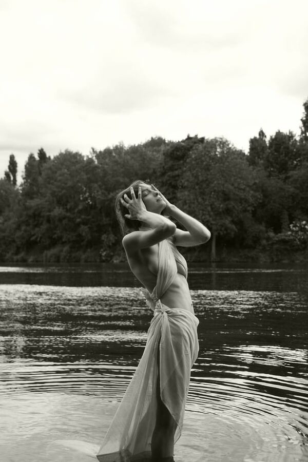 Adele Simphal topless photoshot feb