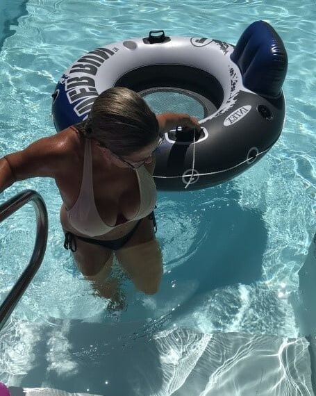 sexy amateures and matores in swimming pool
