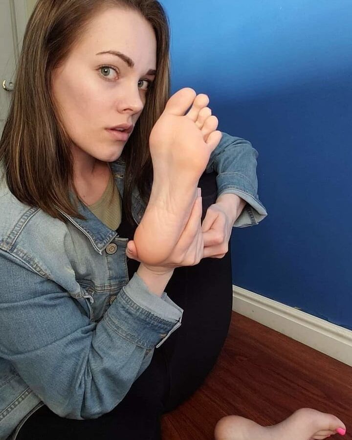 Brunette Feet Show