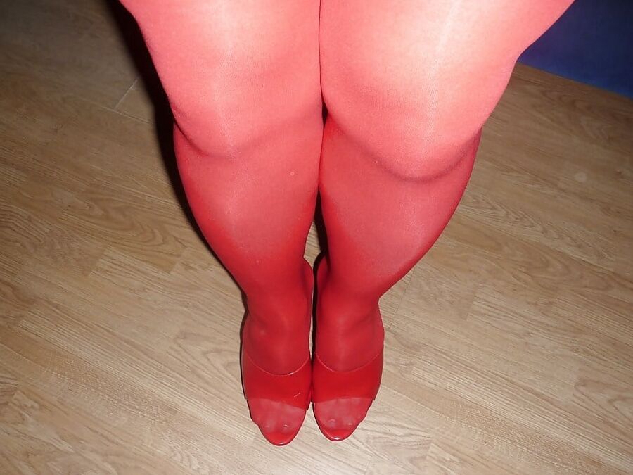 More Amateurs in Red Stockings &amp; Pantyhose