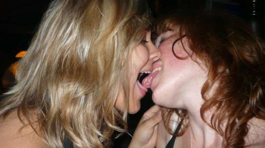 Hot Girls Kiss Each Other