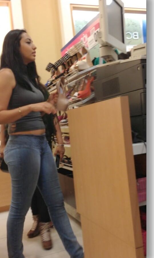 Nalgona en la zapataria