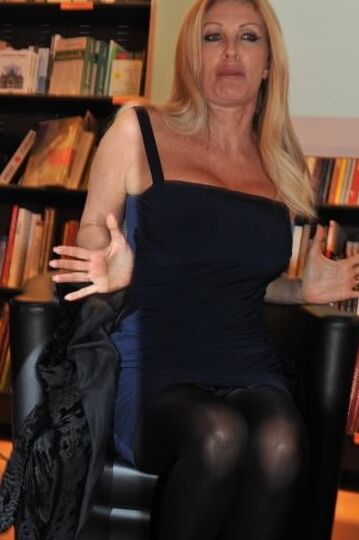 Busty Italian TV Mature Paola Ferrari