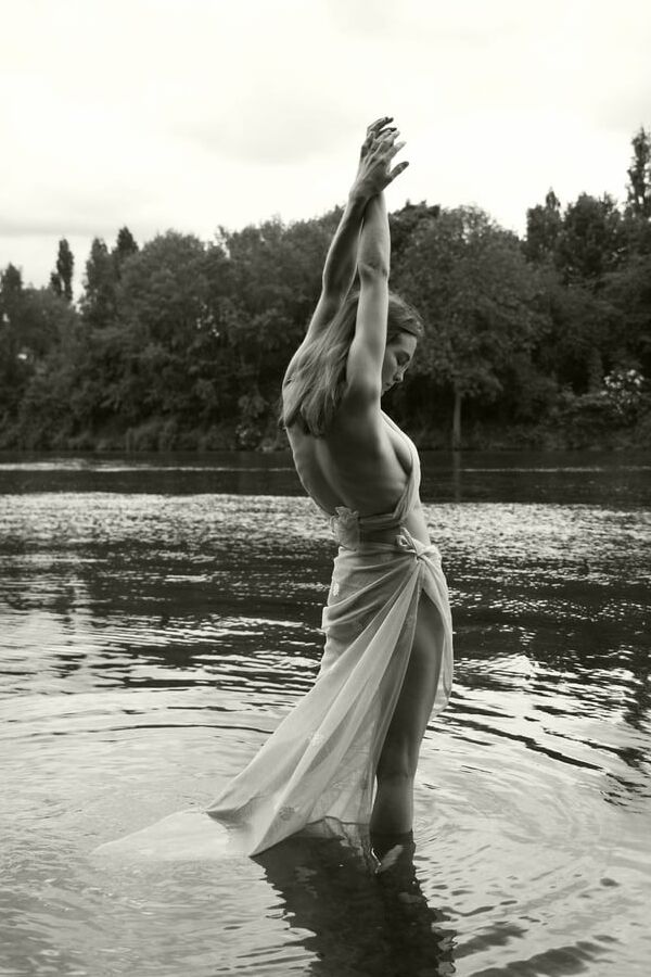 Adele Simphal topless photoshot feb