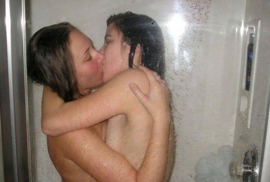Hot Girls Kiss Each Other