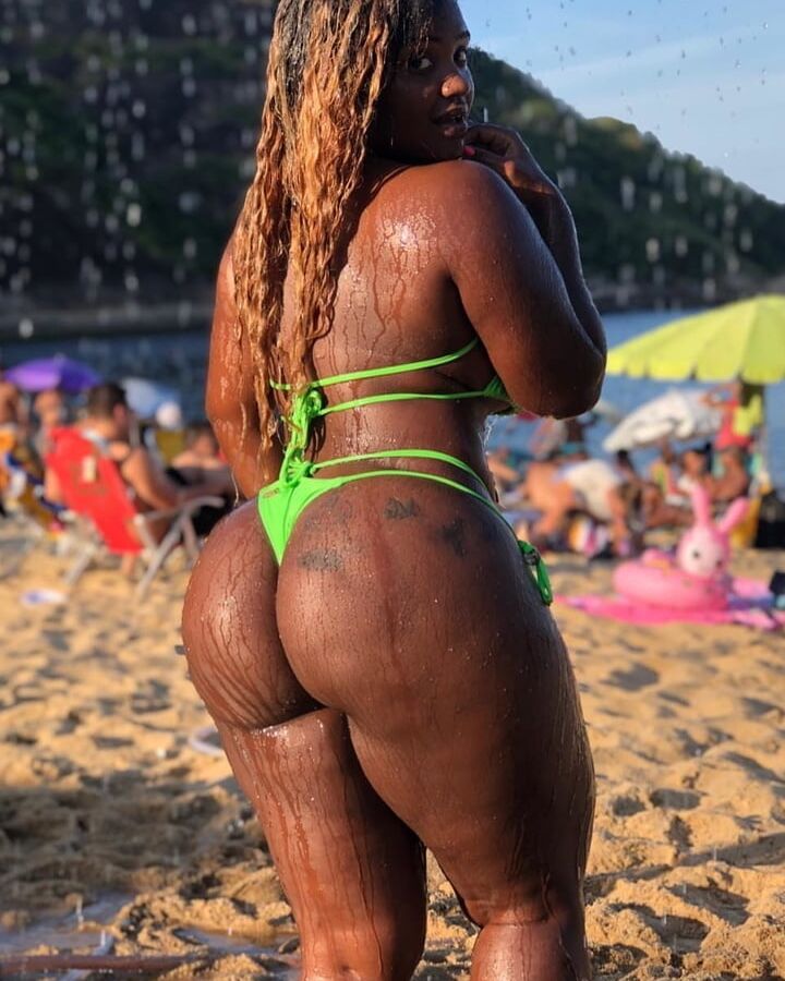 Fofas black de biquini
