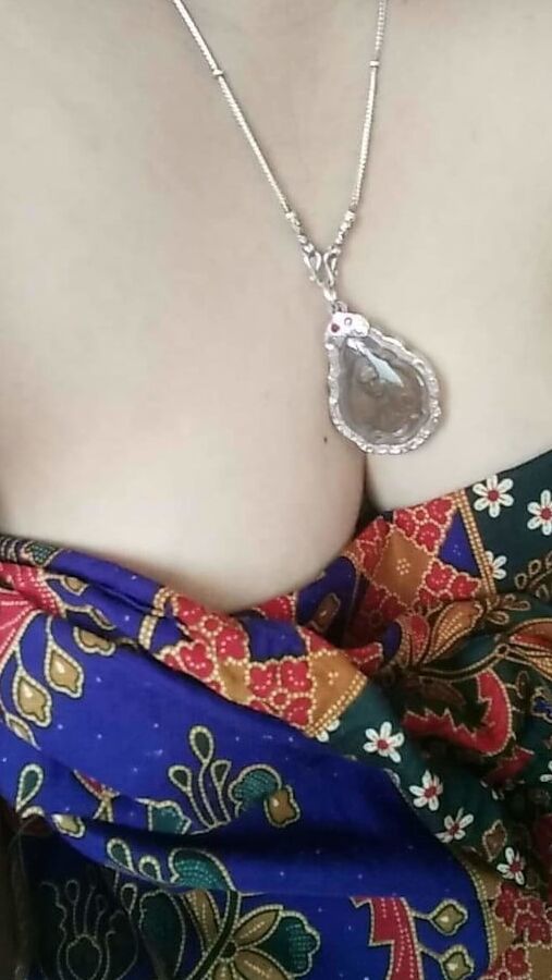 Ibu tetek besar.