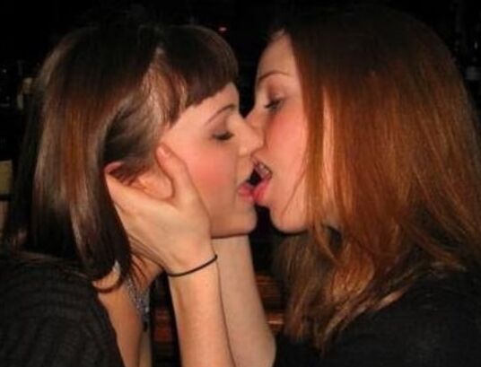 Hot Girls Kiss Each Other