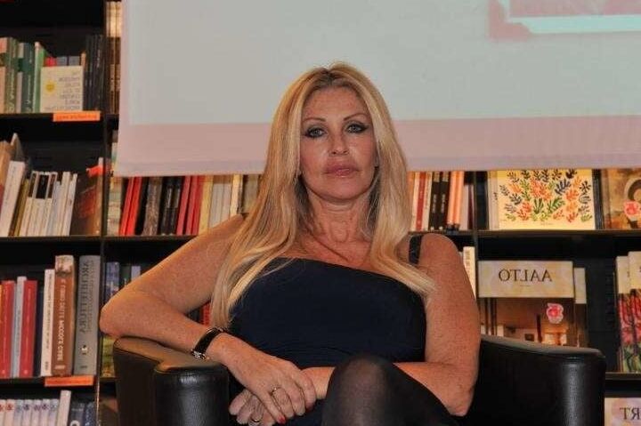 Busty Italian TV Mature Paola Ferrari