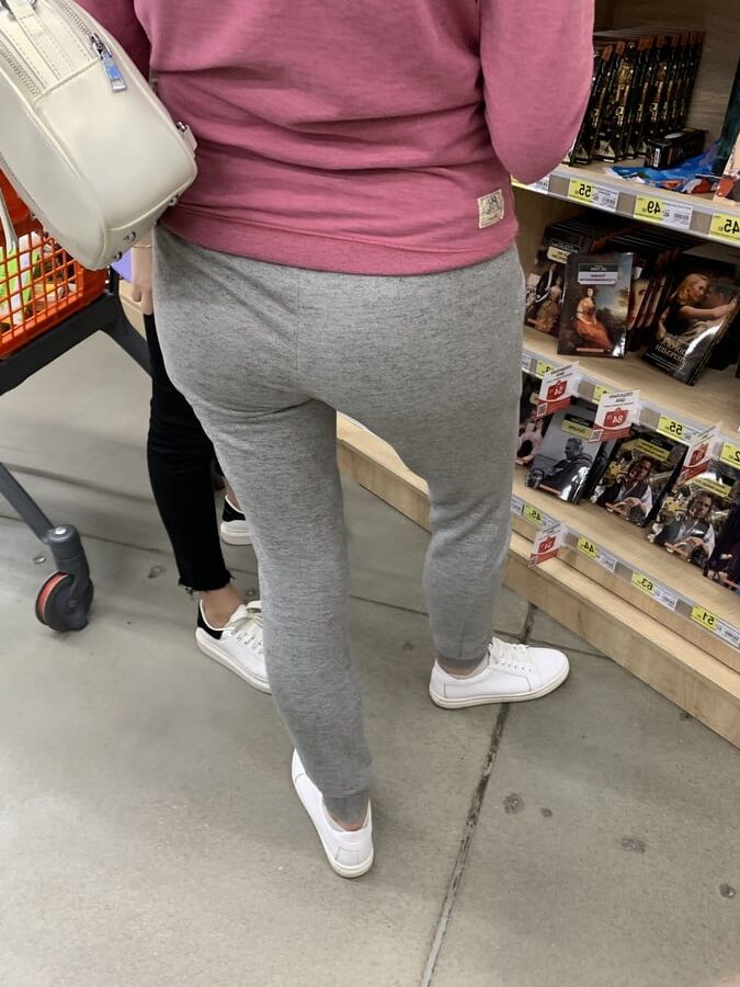 Good mom ass cameltoe