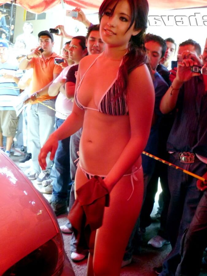 Edecan en bikini