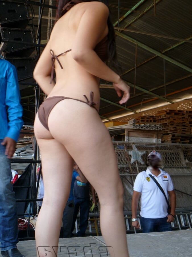 Edecan en bikini